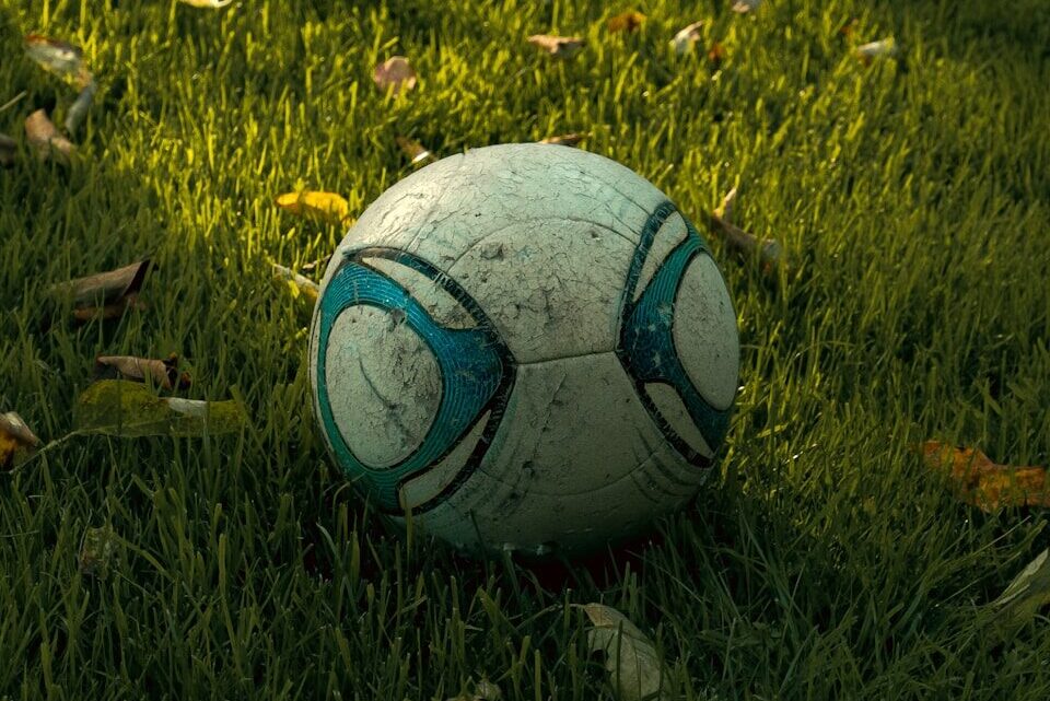 Kapitan Jastrząb – Tsubasa: Czy ikoniczne techniki piłkarskie mają realne podstawy w fizyce i rzeczywistym futbolu?