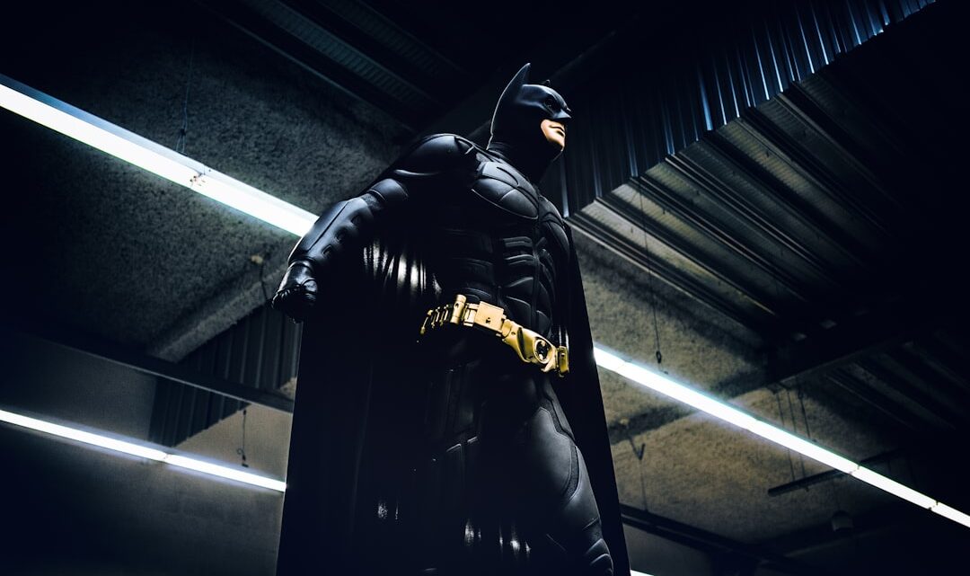Batman poza gadżetami: Jak Mroczny Rycerz wykorzystuje majątek, sieć informatorów i strategie do ochrony Gotham?
