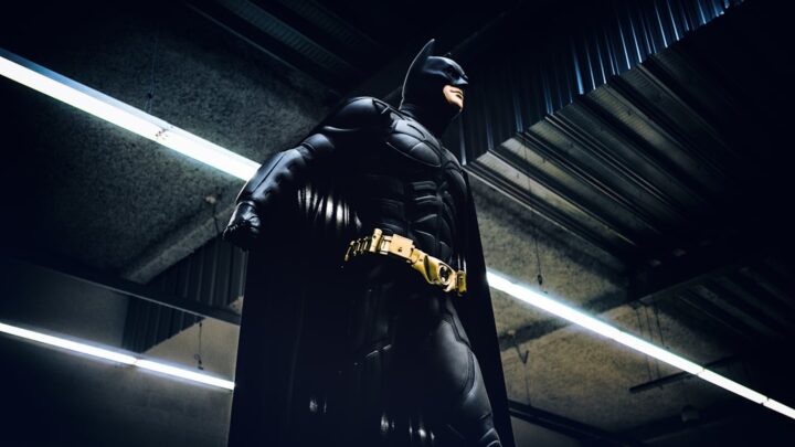 Batman poza gadżetami: Jak Mroczny Rycerz wykorzystuje majątek, sieć informatorów i strategie do ochrony Gotham?