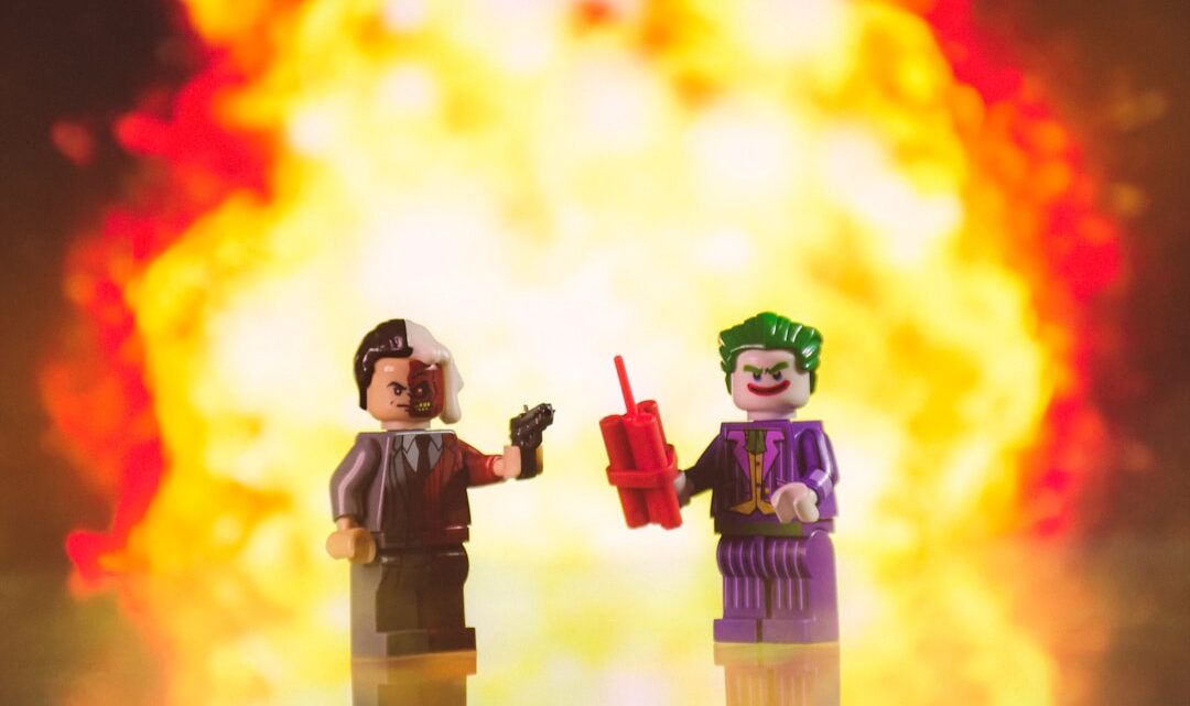 Co kryje się za mrokiem Gotham? Głębsza analiza psychopatologii Jokera i Batmana w ich ikonicznej rywalizacji