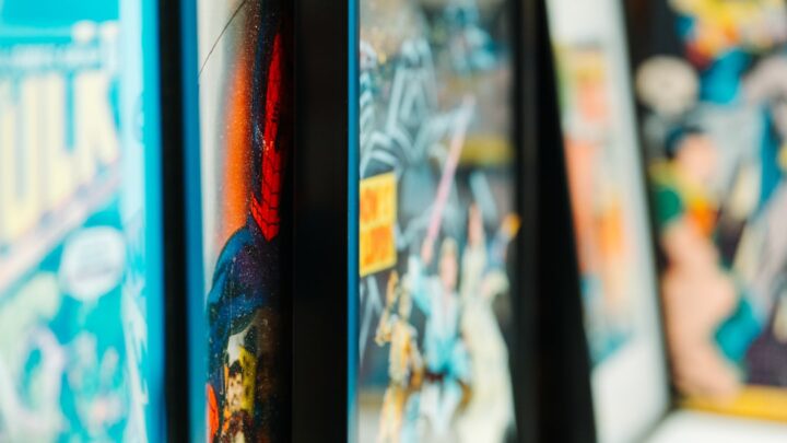 Jak adaptacje komiksów Marvela i DC (poza filmami) zmieniają postrzeganie bohaterów? Przewodnik po serialach animowanych, grach wideo i powieściach graficznych.