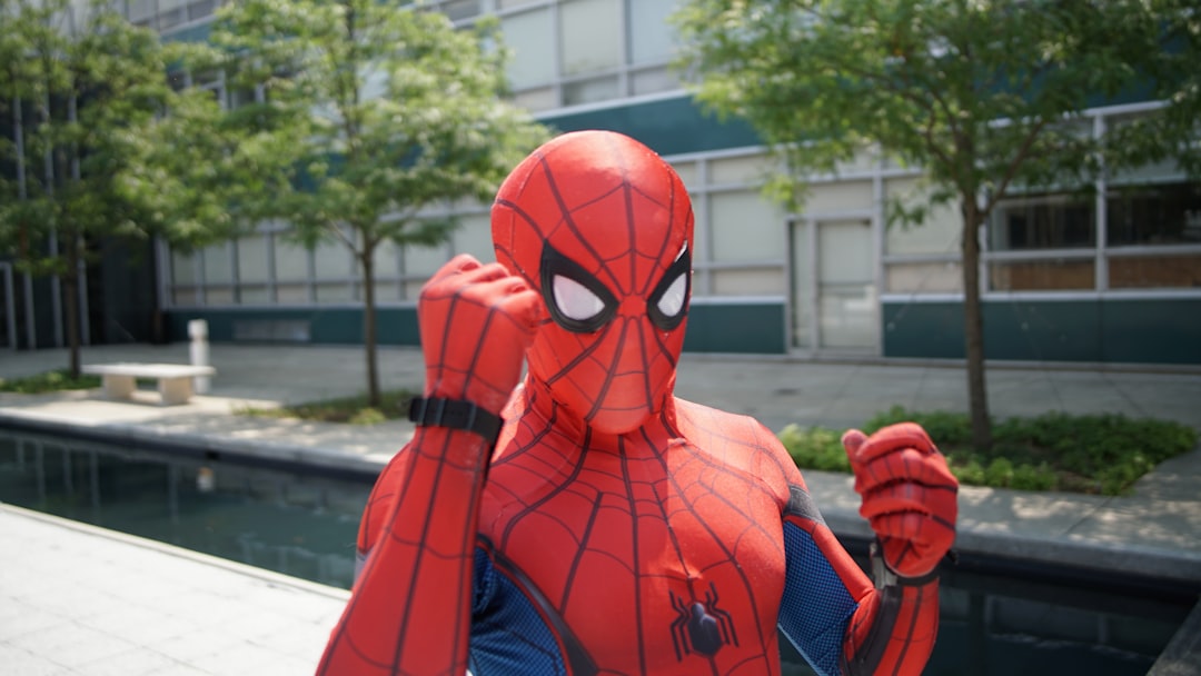 Jak połączyć kostiumy Spider-Mana i Batmana? Praktyczne porady dla cosplayerów.