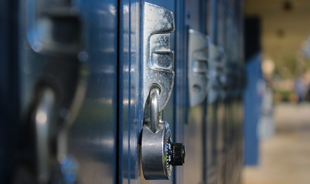 Jak scenarzyści Blue Lock i Kapitan Jastrząb wykorzystują hyperbolę i dramatyzację w opowiadaniu historii, by wzmocnić emocje sportowe?