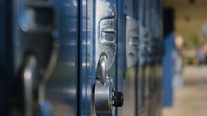 Jak scenarzyści Blue Lock i Kapitan Jastrząb wykorzystują hyperbolę i dramatyzację w opowiadaniu historii, by wzmocnić emocje sportowe?