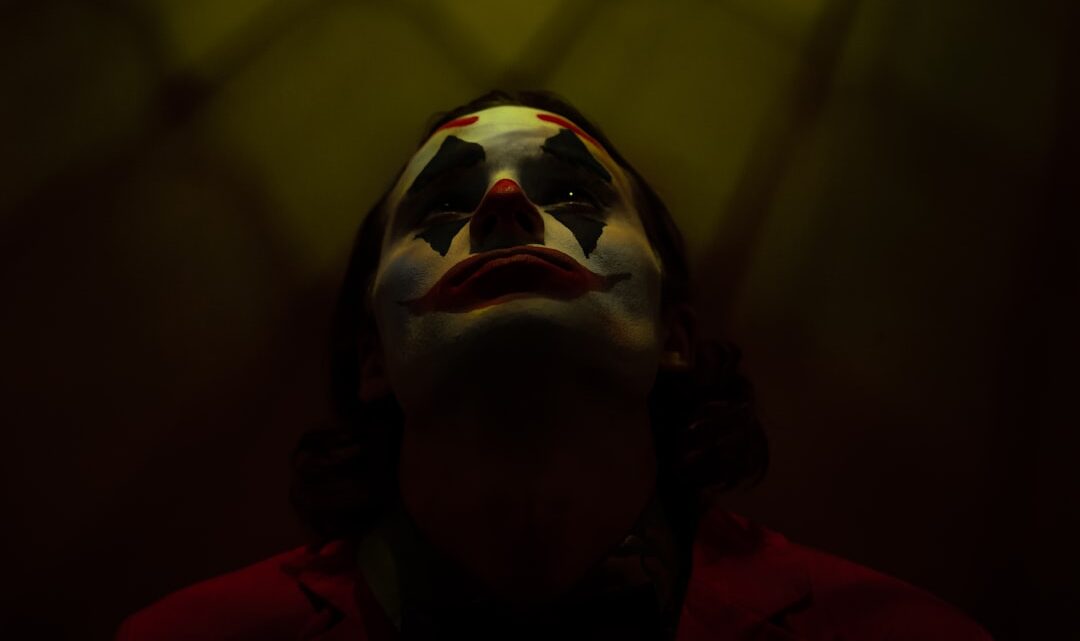 Joker: Psychologia arcyłotra Gotham i jego wpływ na kulturę popularną – analiza fenomenu