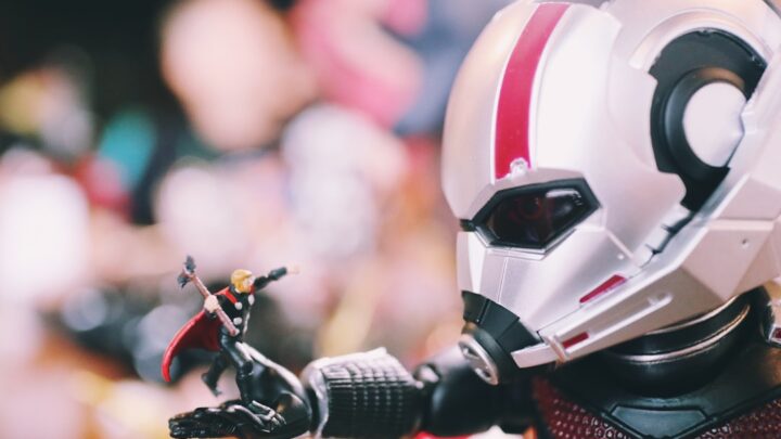 Komiksowe adaptacje filmów Marvela: Od 'Iron Mana’ do 'Avengers: Endgame’ – porównanie ekranizacji z pierwowzorami