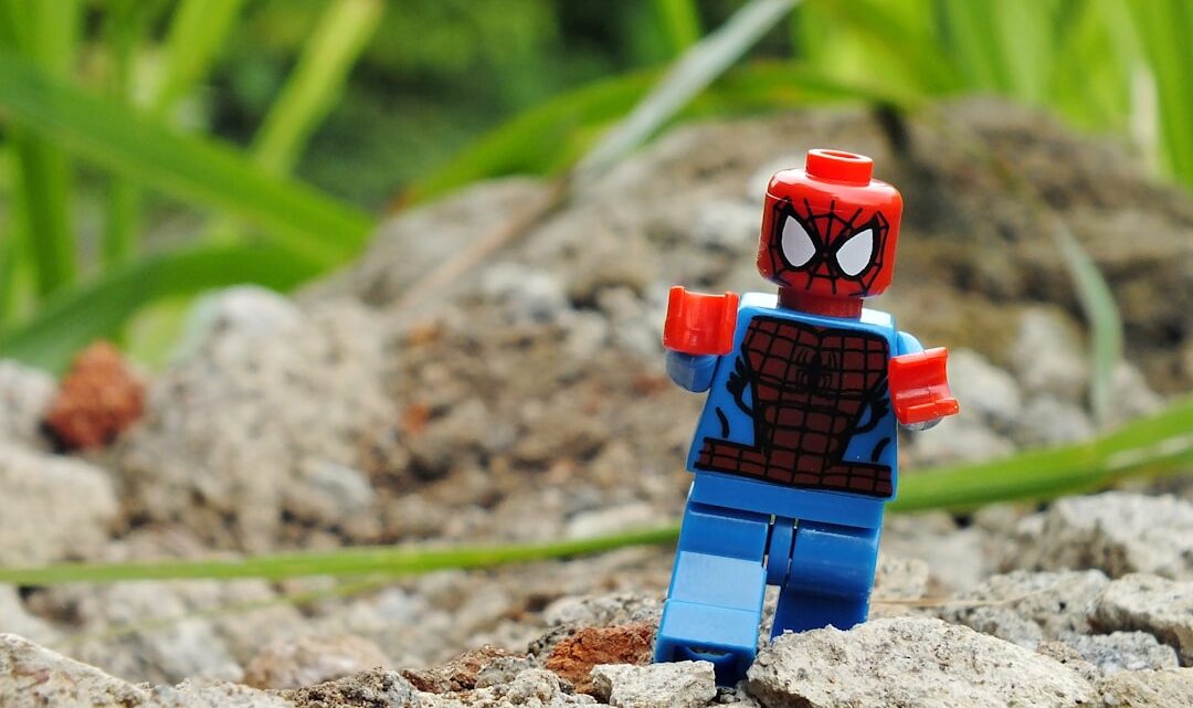 Kultowe gadżety Spider-Mana: Od sieci do kostiumów – przegląd najbardziej rozpoznawalnych elementów wyposażenia Pajączka.