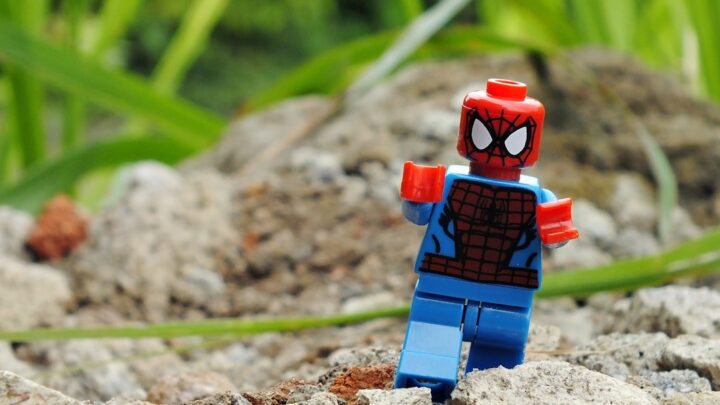 Kultowe gadżety Spider-Mana: Od sieci do kostiumów – przegląd najbardziej rozpoznawalnych elementów wyposażenia Pajączka.