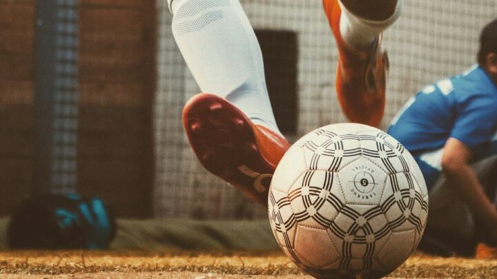 Blue Lock: Fenomen egoizmu w piłce nożnej – dlaczego to anime rewolucjonizuje sportowe mangi?