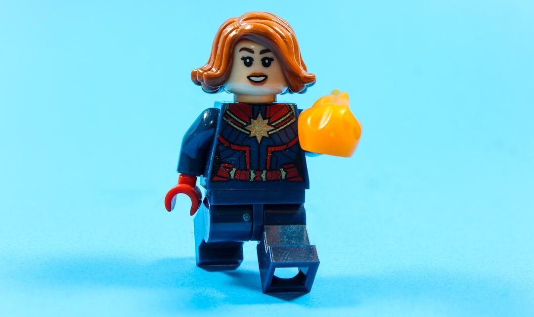 Marvel: Jakie są kluczowe różnice między filmami a komiksami z serii 'Kapitan Marvel’?