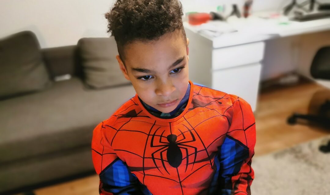 Tworzenie własnego kostiumu Spider-Mana: Od projektu po szycie – praktyczne wskazówki dla fanów DIY.