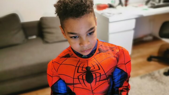 Tworzenie własnego kostiumu Spider-Mana: Od projektu po szycie – praktyczne wskazówki dla fanów DIY.