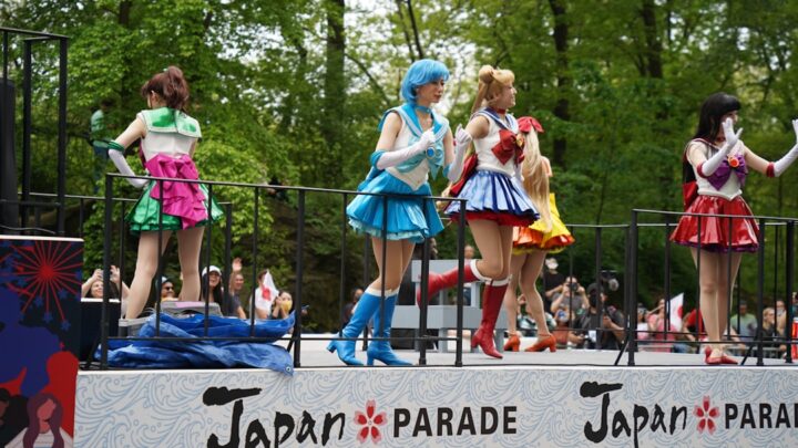 Czarodziejki z Księżyca: Porównanie wersji anime – Klasyczna seria vs. Sailor Moon Crystal: Która adaptacja lepiej oddaje ducha mangi?