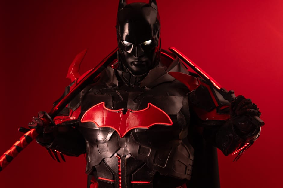 DC Comics: Jakie są kluczowe różnice między oryginalnymi komiksami Batmana a jego interpretacjami w grach wideo (np. Arkham series, Gotham Knights)?