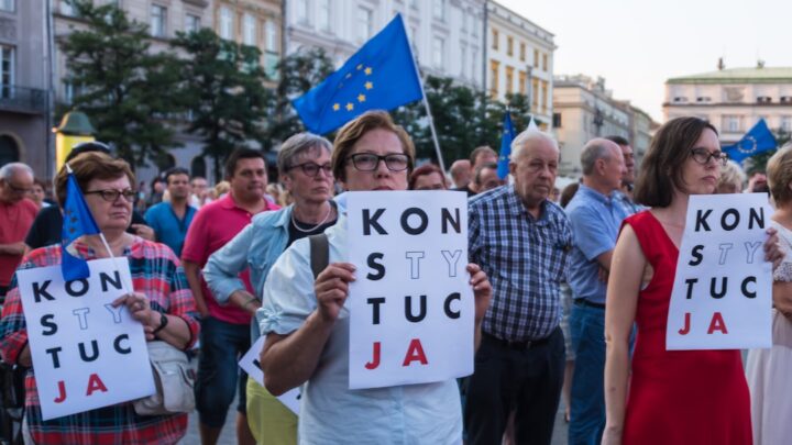 Ekonomiczne konsekwencje bycia superbohaterem: Ile kosztuje odbudowa Gotham i Nowego Jorku po heroicznych bitwach?