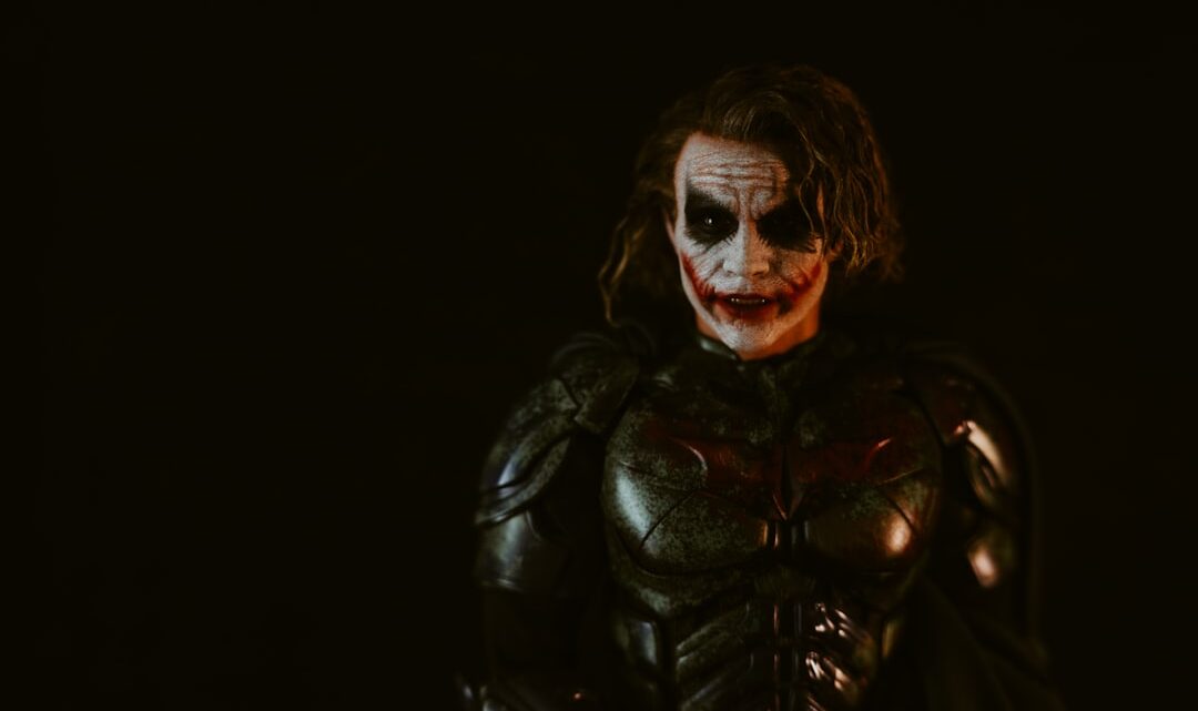 Jak Batman i Joker prowadzą wojnę psychologiczną? Analiza konkretnych taktyk manipulacji i strategii demaskowania w Gotham.