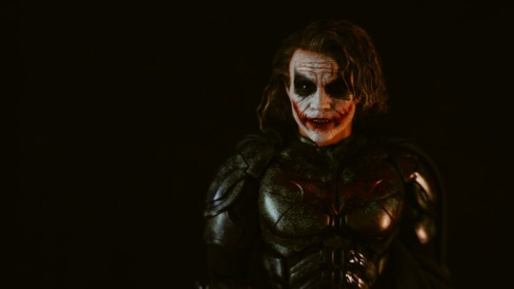 Jak Batman i Joker prowadzą wojnę psychologiczną? Analiza konkretnych taktyk manipulacji i strategii demaskowania w Gotham.