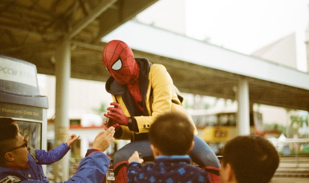 Jak Peter Parker łączy życie Spider-Mana z codziennością? Porady na zarządzanie podwójną tożsamością dla superbohaterów (i fanów!)