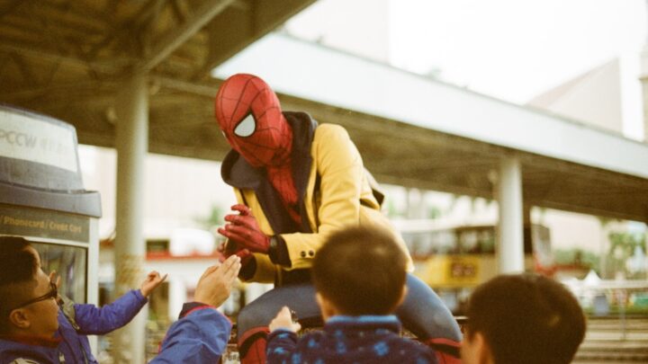 Jak Peter Parker łączy życie Spider-Mana z codziennością? Porady na zarządzanie podwójną tożsamością dla superbohaterów (i fanów!)