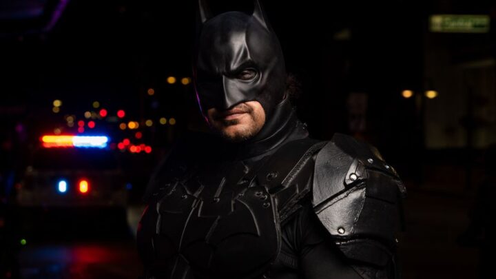 Kim jest Alfred Pennyworth? Niezastąpiona postać Batmana i jej rola w sukcesie Mrocznego Rycerza.