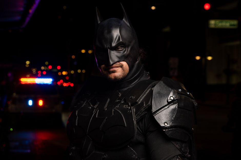 Kim jest Alfred Pennyworth? Niezastąpiona postać Batmana i jej rola w sukcesie Mrocznego Rycerza.
