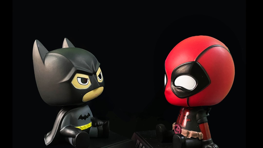 Marvel vs. DC: Kto jest kim w lustrzanym odbiciu? Analiza bohaterów z podobnymi mocami i historiami w obu uniwersach.