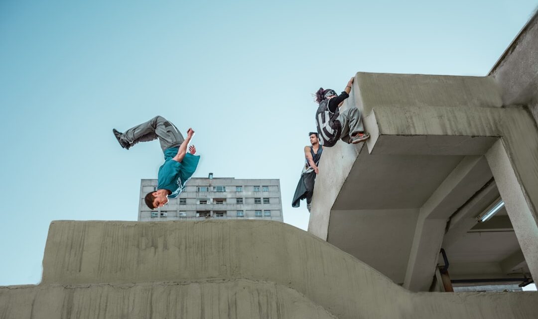 Parkour i swobodne bieganie w stylu Spider-Mana: Jak trenować miejską zwinność i unikanie zagrożeń w codziennym życiu?