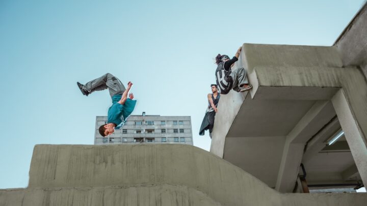 Parkour i swobodne bieganie w stylu Spider-Mana: Jak trenować miejską zwinność i unikanie zagrożeń w codziennym życiu?
