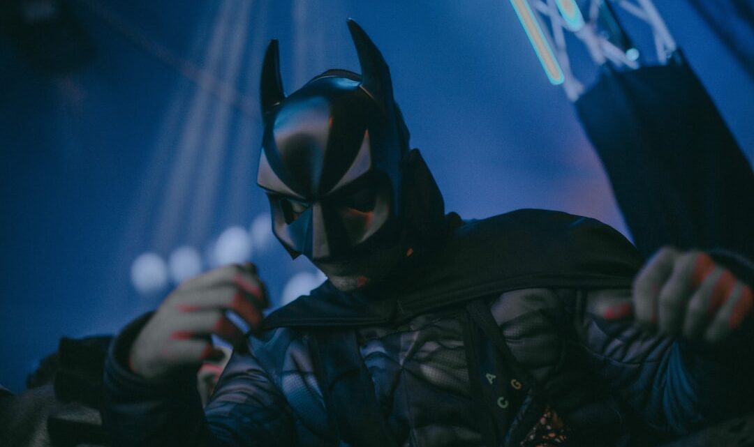 Batman jako miejski socjolog: Jak Bruce Wayne buduje sieć informatorów i rozumie dynamikę przestępczości na ulicach Gotham?