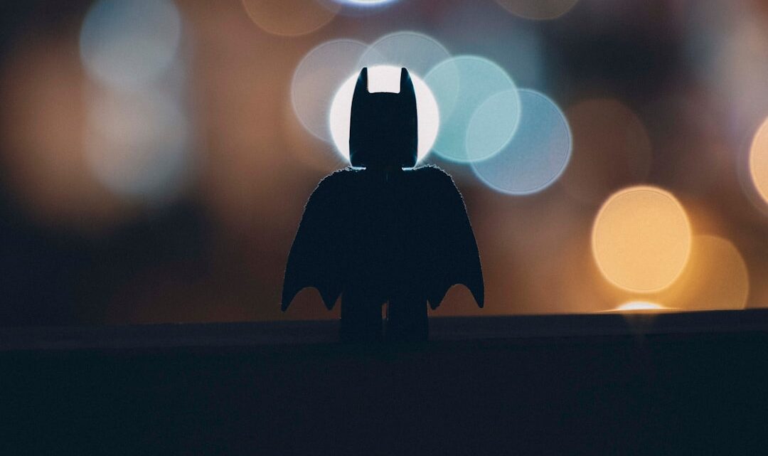 Dźwięki Gotham: Jak tworzy się ikoniczne efekty dźwiękowe w filmach i grach Batmana – od Batmobilu po ciosy Mrocznego Rycerza?