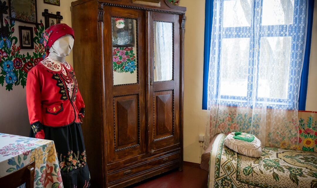 Wpływ polskiej sztuki ludowej i historycznej na estetykę współczesnych komiksów: Jak rodzimi twórcy inspirują się folklorem i malarstwem w designie postaci i scenografii?
