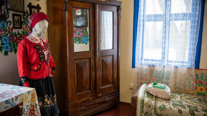 Wpływ polskiej sztuki ludowej i historycznej na estetykę współczesnych komiksów: Jak rodzimi twórcy inspirują się folklorem i malarstwem w designie postaci i scenografii?