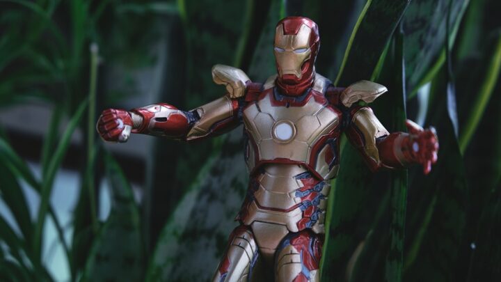 Ewolucja wrogów Iron Mana: Jak technologiczni geniusze (np. Mandaryński, Obadiah Stane, Justin Hammer) napędzali innowacje Tony’ego Starka i kształtowali jego zbroje?