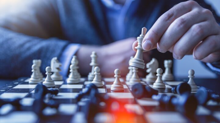 Jak psychologia gier planszowych (np. „Arkham Horror”, „Marvel Champions”) uczy strategii i zarządzania ryzykiem w życiu codziennym?