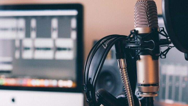 Jak zbudować mini-studio do nagrywania własnych podcastów o komiksach Marvela i DC, wykorzystując inspiracje z technologii Stark Industries i Batjaskini?