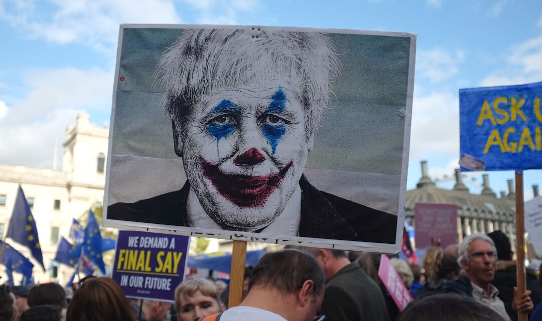 Joker i społeczne rewolucje: Analiza wpływu jego nihilistycznej filozofii na popkulturę i dyskusje o buncie społecznym w Polsce.