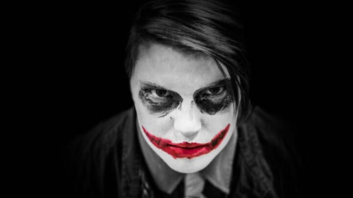 Wolna wola czy przeznaczenie? Filozoficzna debata na przykładzie Batmana i Jokera w uniwersum DC.
